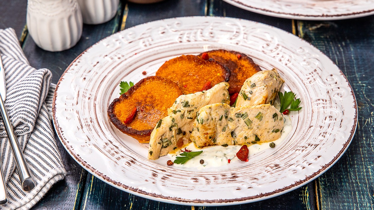 Куриная грудка, обжаренная с розмарином и чесноком, с домашними овсяными оладьями, ягодами годжи и лёгким соусом из йогурта и свежей зелени