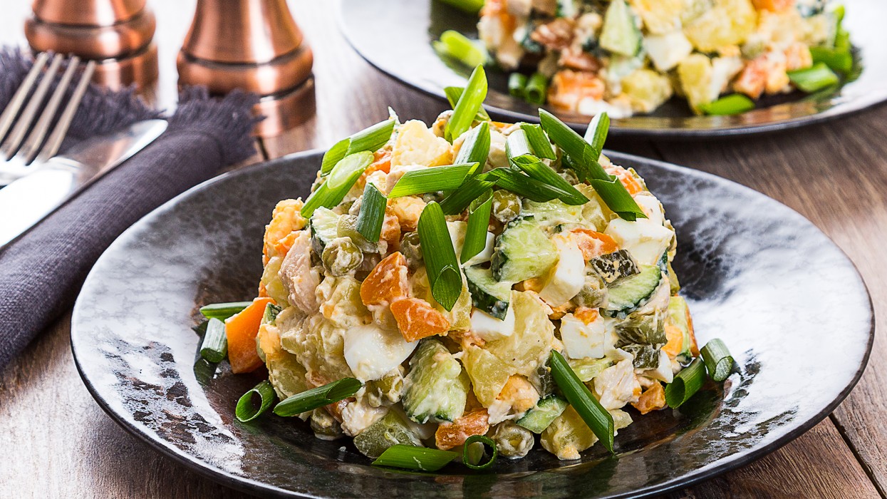 Салат оливье с куриным филе, солёными огурчиками и зелёным луком