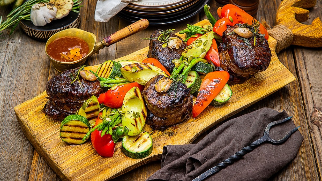 Стейк филе-миньон BBQ «По мотивам О.Генри» с томатным соусом и обжаренными на гриле беби-картофелем, авокадо, цукини и сладким перцем