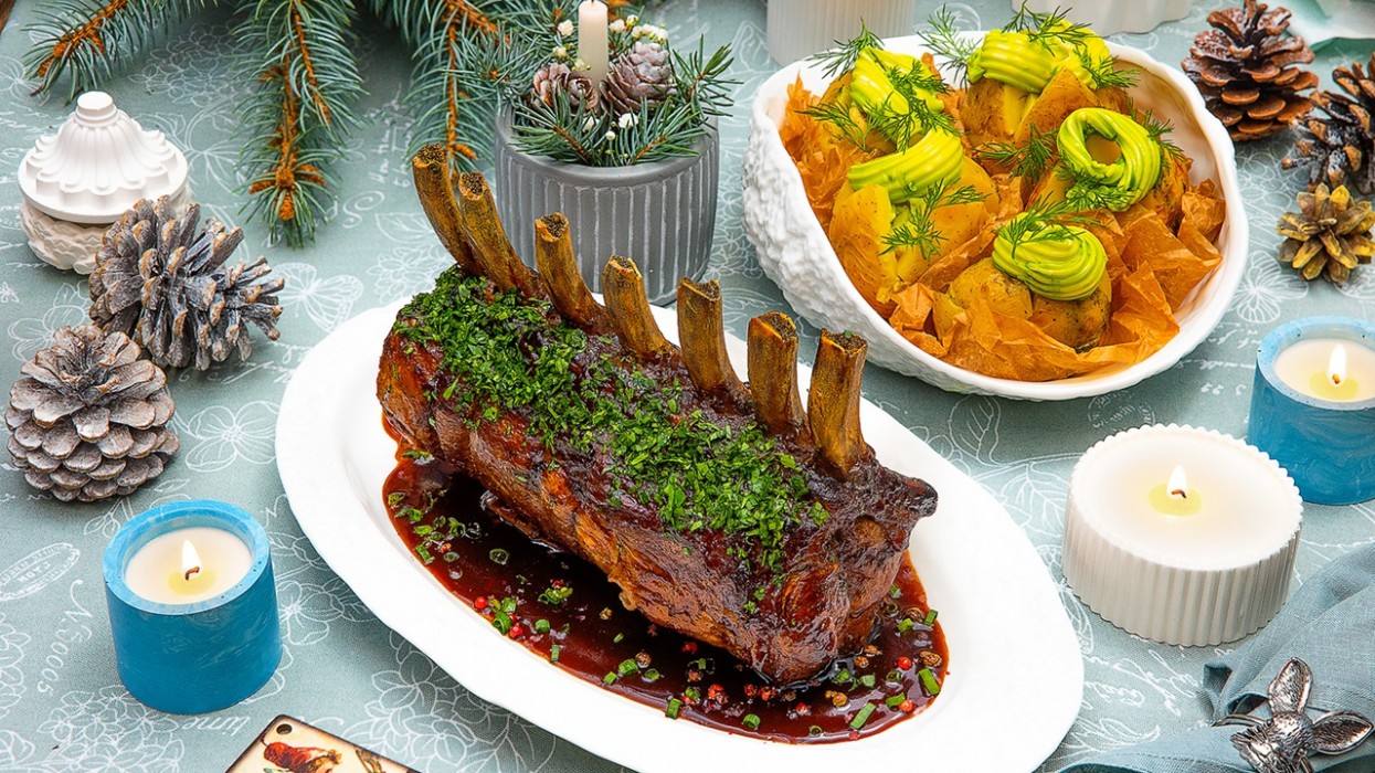 Свиная корейка «BBQ», запечённая в рукаве с пряными травами «Егермейстер», и мятый картофель с лимонной корочкой и сливочным соусом демиглас