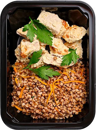 Курица, запеченная в маринаде из сметаны, и гречка по-деревенски