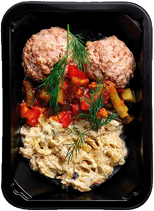 Тефтели по-домашнему с овощами и капуста в сливочном соусе с беконом