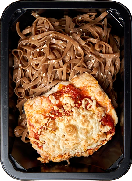 Куриный стейк капрезе и соба с кунжутом