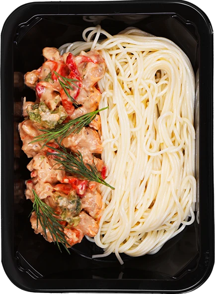 Куриное бедро в перечном соусе и яичная лапша