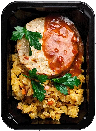 Куриная котлета с пикантным соусом и рис с овощами