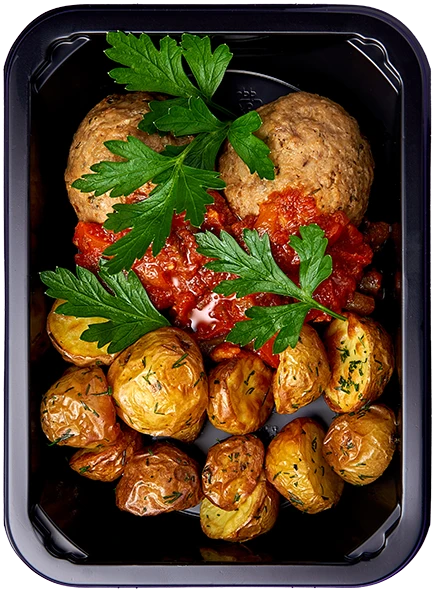 Ёжики в томатном соусе с овощами и запечённый картофель