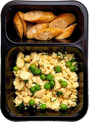 Яичный скрэмбл с зеленым горошком и куриными колбасками