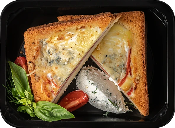 Открытый тост, запеченный с яйцом, ветчиной, блю чизом и томатами