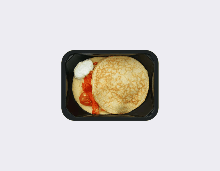 Яичные блинчики с овощами и соусом Дзадзыки