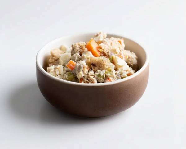 Картофельный салат с яйцом, зеленым горошком и кремом из шпрот