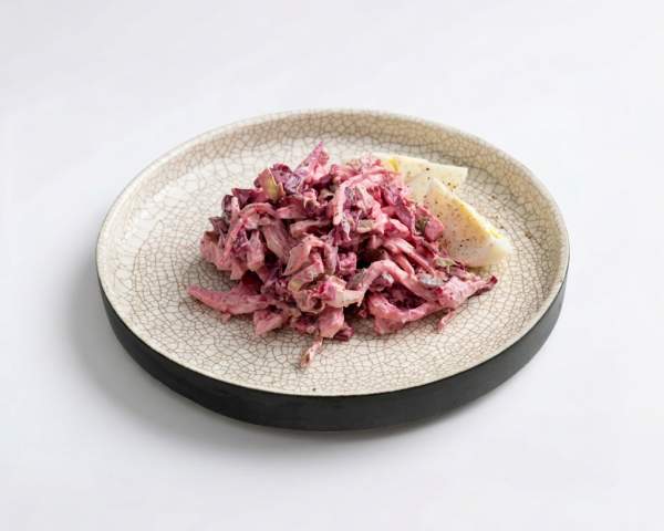 Салат из свеклы с курицей, яйцом и орехами