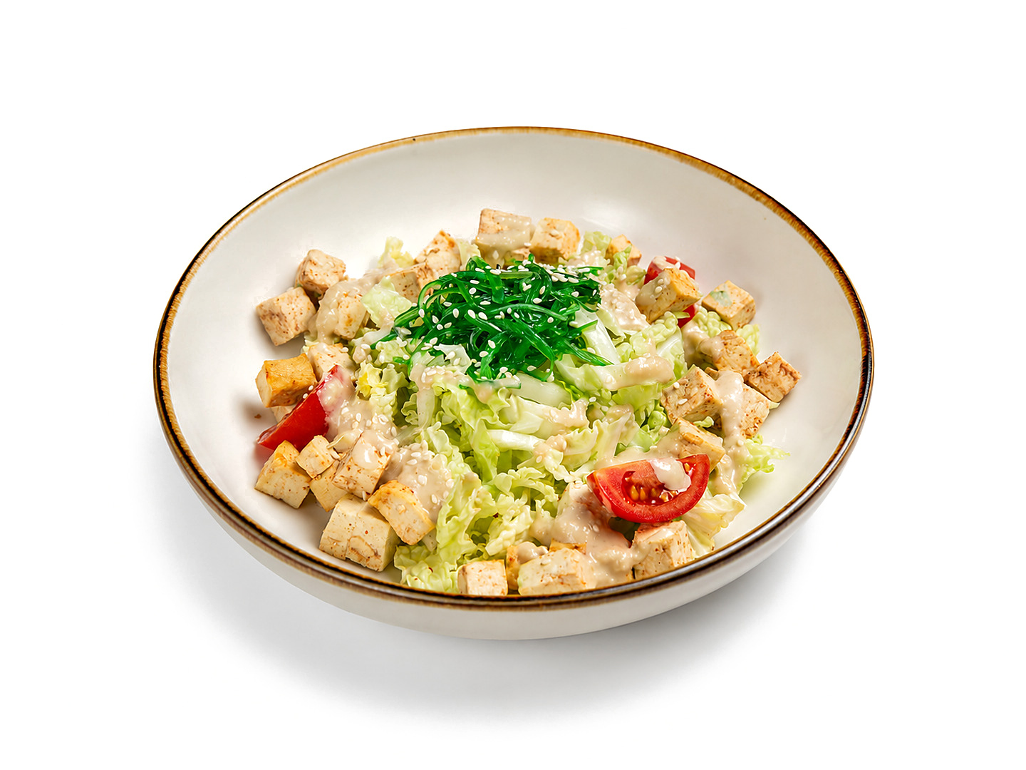 Салат с тофу, чукой и ореховым соусом