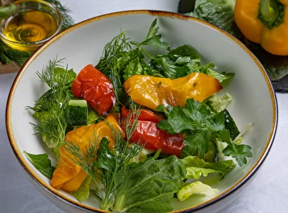 Зеленый микс-салат с перцем-гриль и льняным маслом