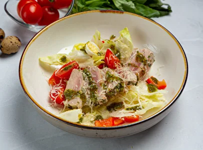 Салат со стейком тунца и оливково-горчичным соусом