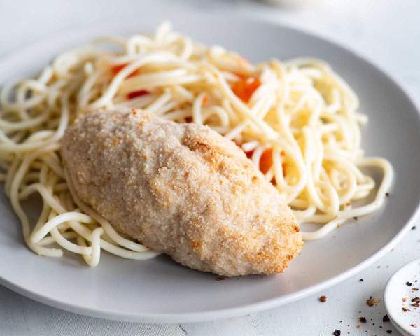 Котлета куриная в панировке со спагетти