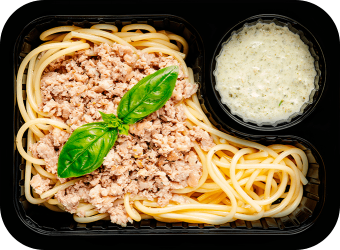 Рубленая говядина в сливочном соусе со шпинатом и спагетти